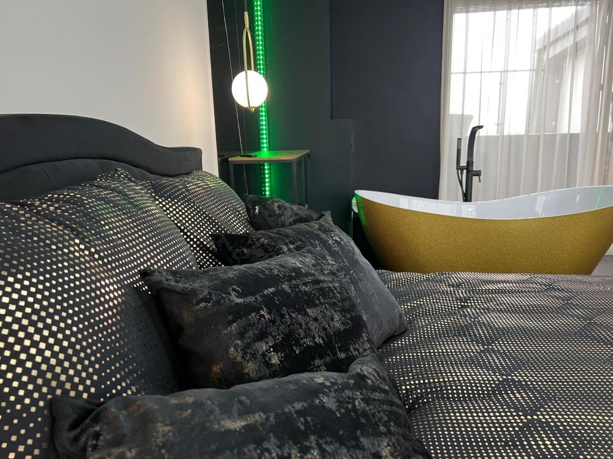 Apartament Premium Ze Zlota Wanna W Sypialni Widok Na Morze Dyskretny Taras Z Lozkiem - Baltyckie Sarbinowo 18 Eksteriør billede